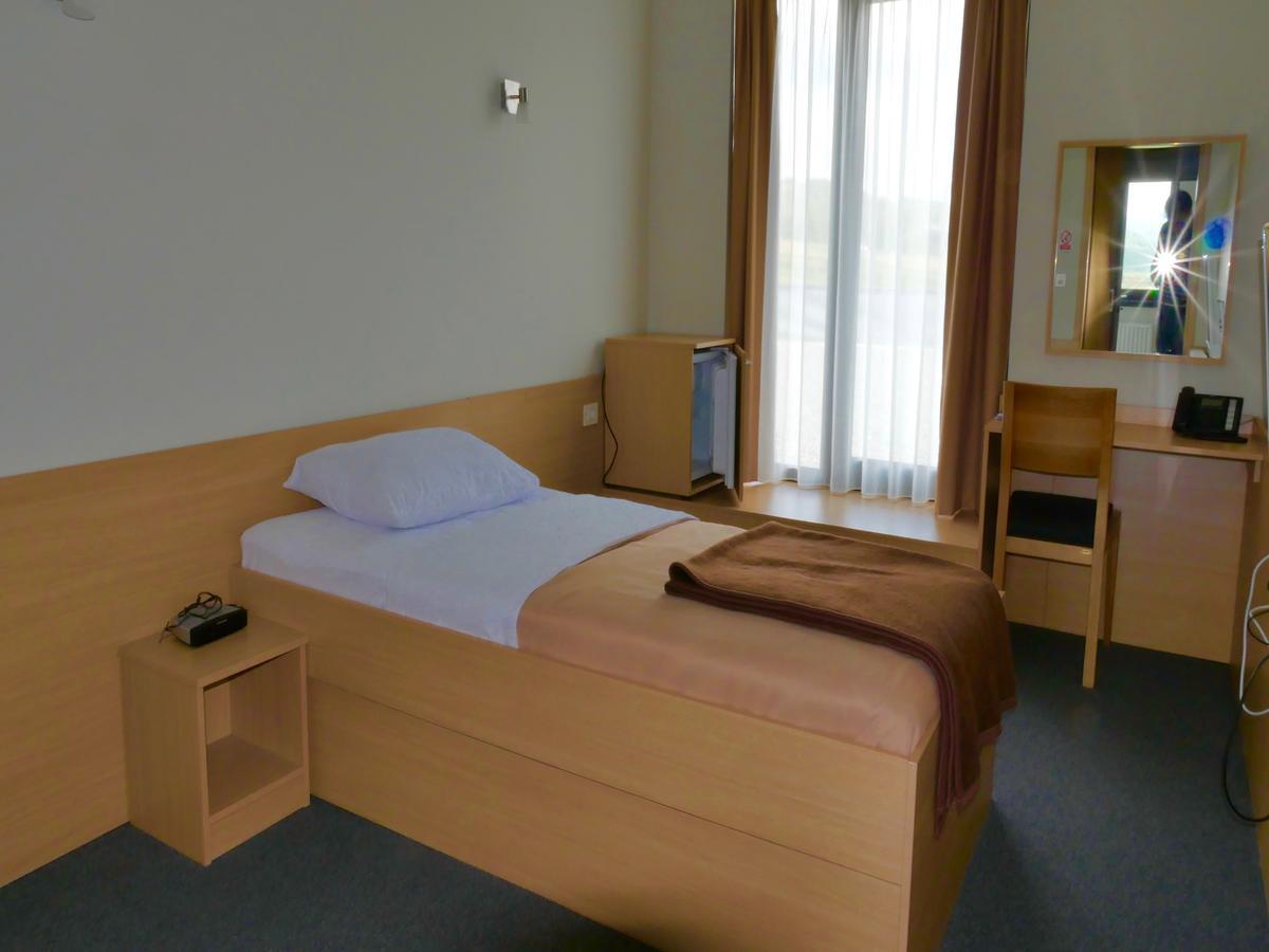 Hotel Lika Jug Brinje Екстериор снимка